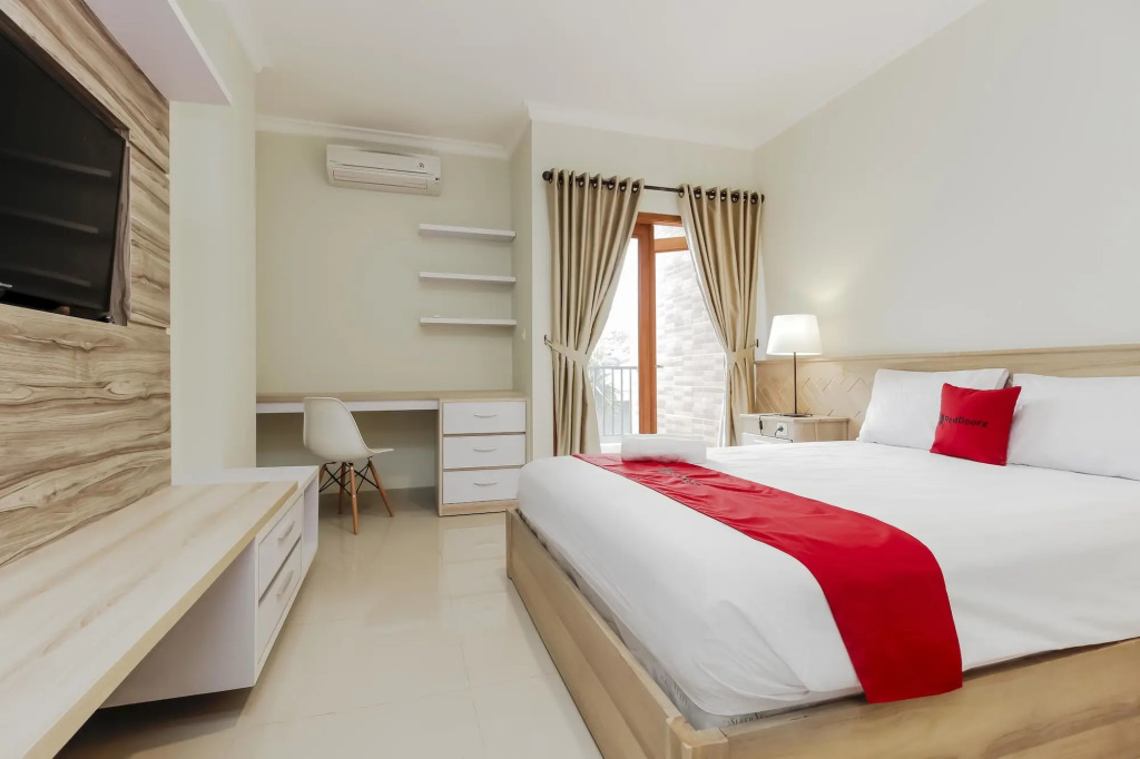 RedDoorz Premium near Ragunan Zoo 2