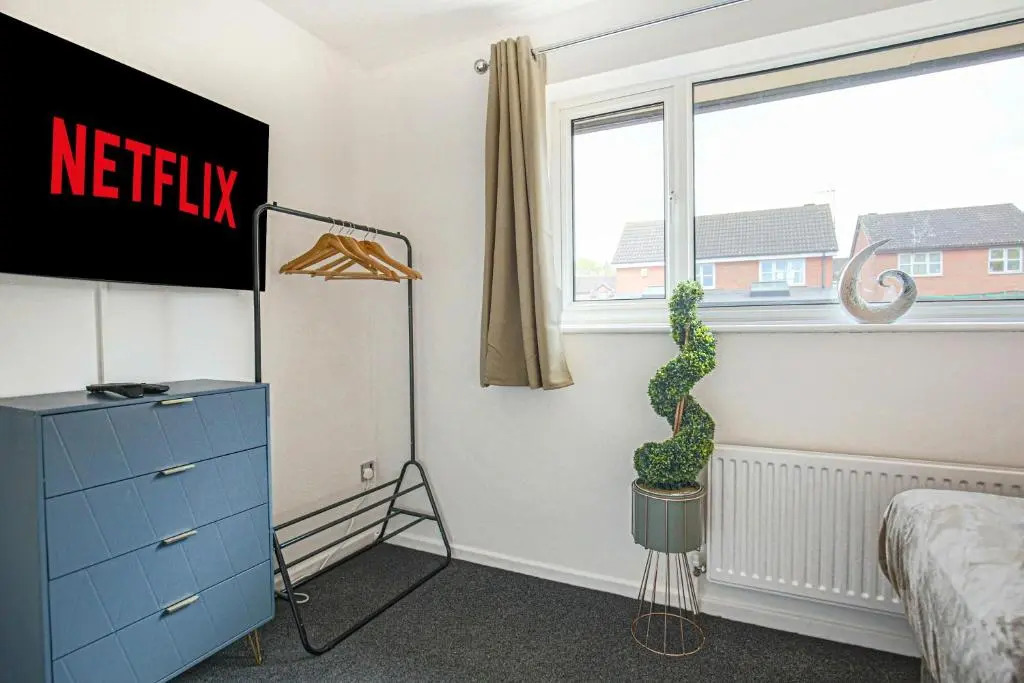 Pannier House - Central MK - Free Parking, Garden, Smart TVs with Netflix by Yoko Property