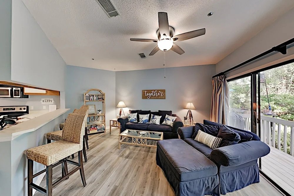 Ocean Breeze Villa, Pools & Tennis: Walk to Beach condo