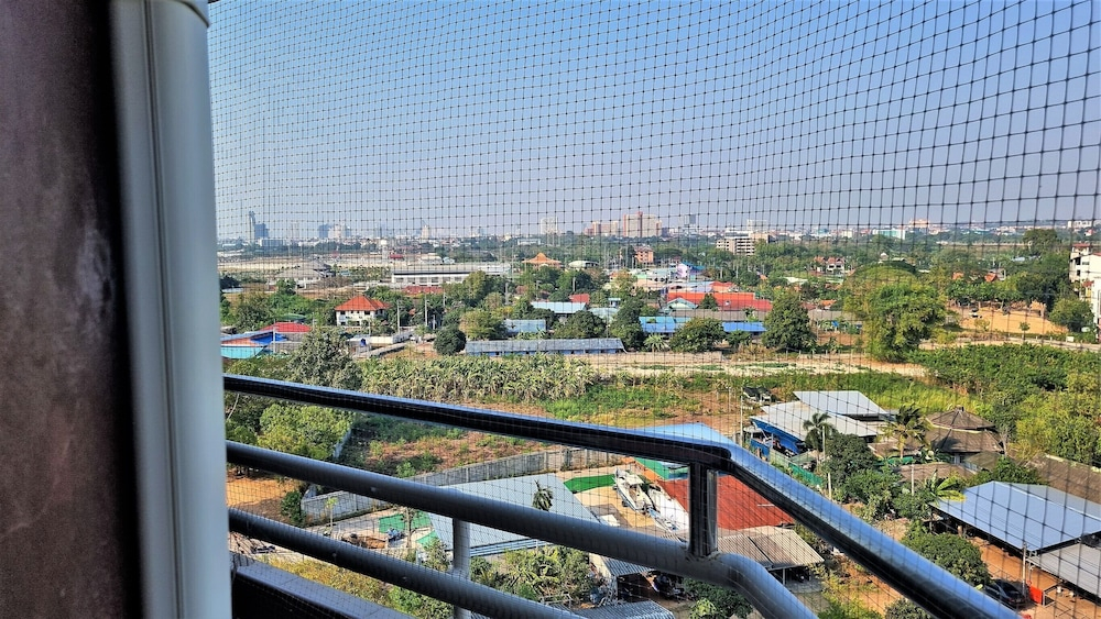Spacious 2-bedroom Family Condo With Pool View 10th Floor, Angket Hip Residenc