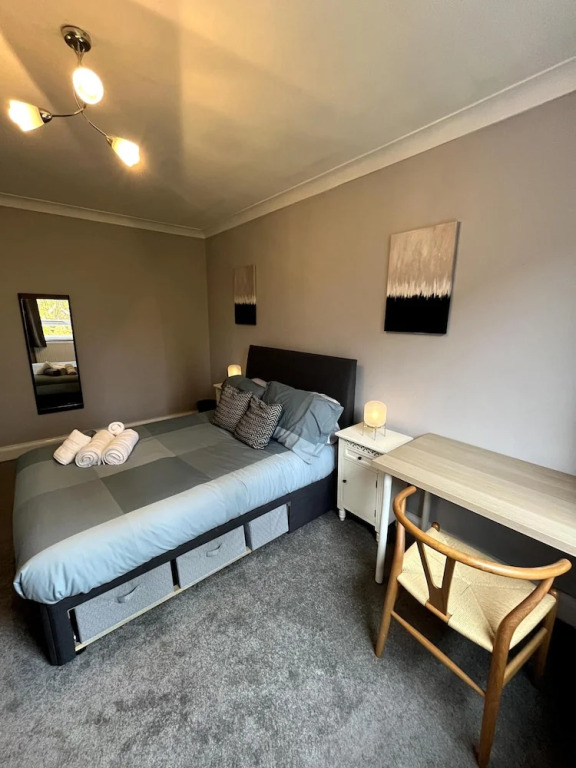2 Bed Flat - 9-12 Mins to Central London Sleeps 4