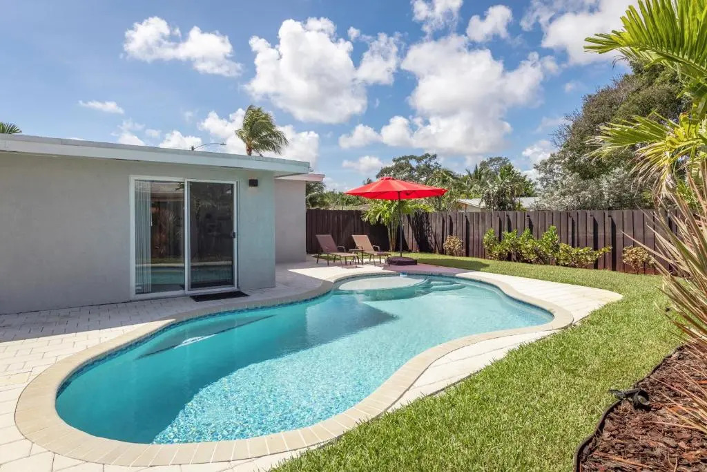 Amazing! 3br 2ba Sofa Bed, Near Beach, Heated Pool, Full Kitchen, WiFI, Patio, BBQ, Private Yard, Peaceful Neighborhood