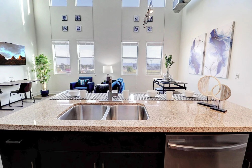 Loft with Views-King Bed-Close to Shop/Dine-Parking 4011