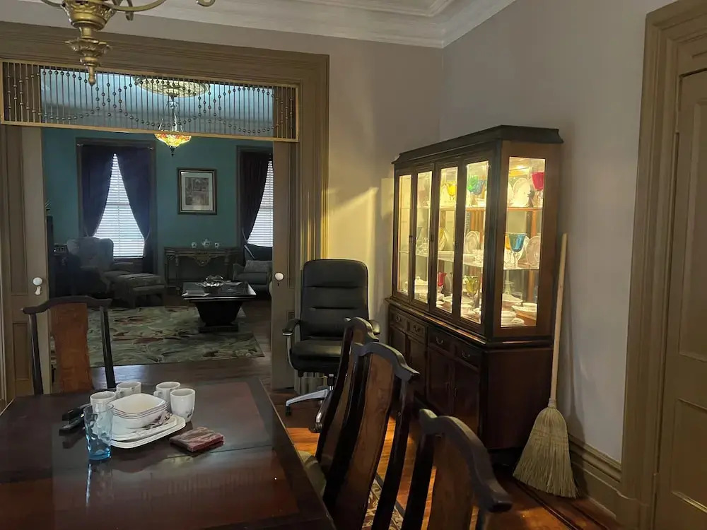 2 Br Victorian Apt 2800 sq ft 2 Floors With Full Kitchen 2 Baths and Laundry