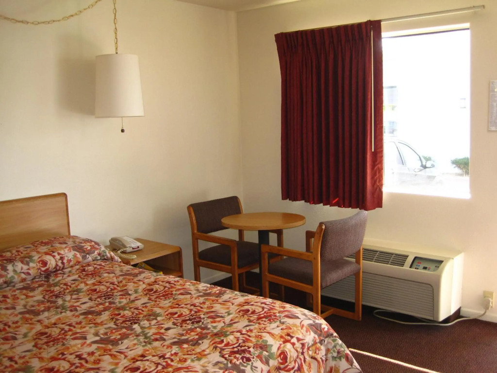 EZ 8 Motel Old Town