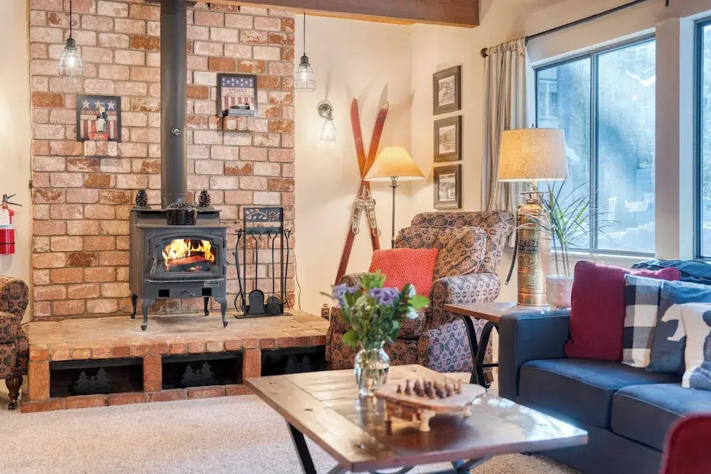 Mountain Cabin w/ Fireplace, Balcony & Easy Ski Access Bear Americana
