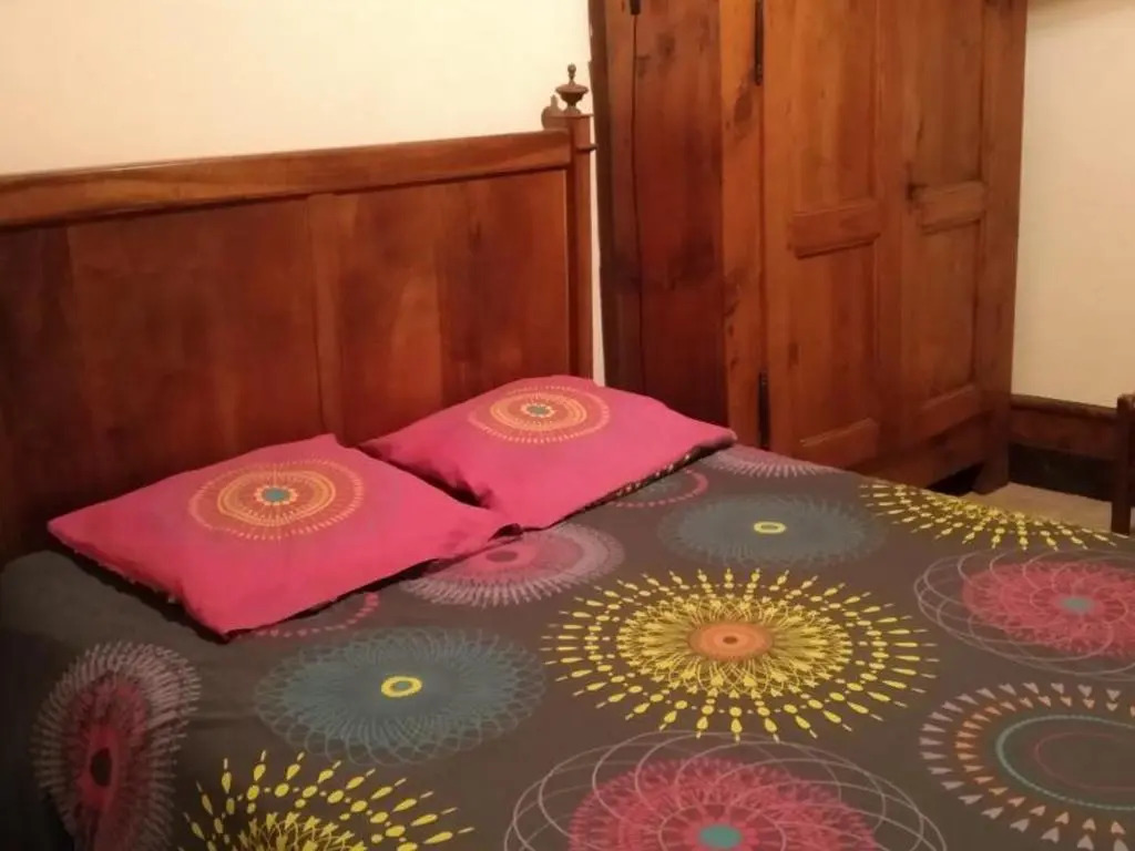 Gîte de caractère du XIIIe siècle avec cheminée et Wi-Fi - FR-1-496-55