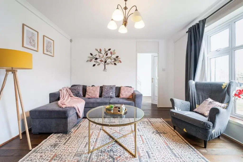 Dwellers Delight Living Ltd Serviced Accommodation, Chigwell, London 3 bedroom House, Upto 7 Guests, Free Wifi & Parking