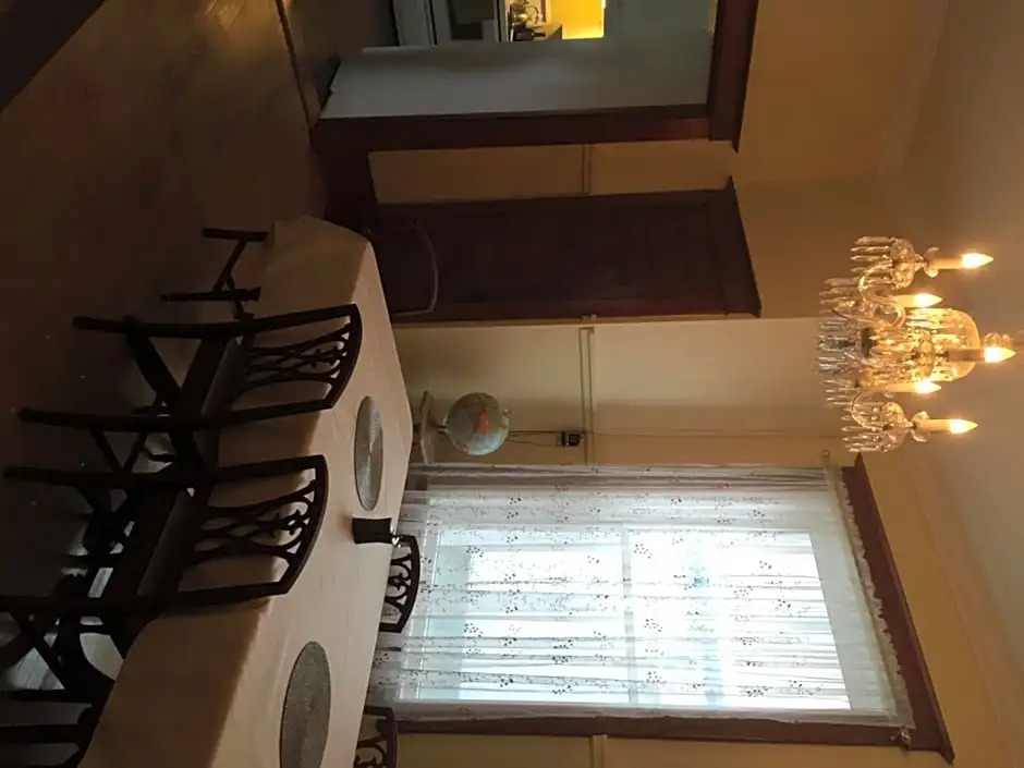 Le Petit Château Montebello B&B