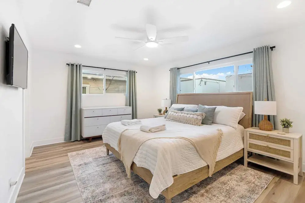 Steps to Sand! 2 Homes in 1 Sleeps 17, Outdoor Space, Walk to Shops & Dining