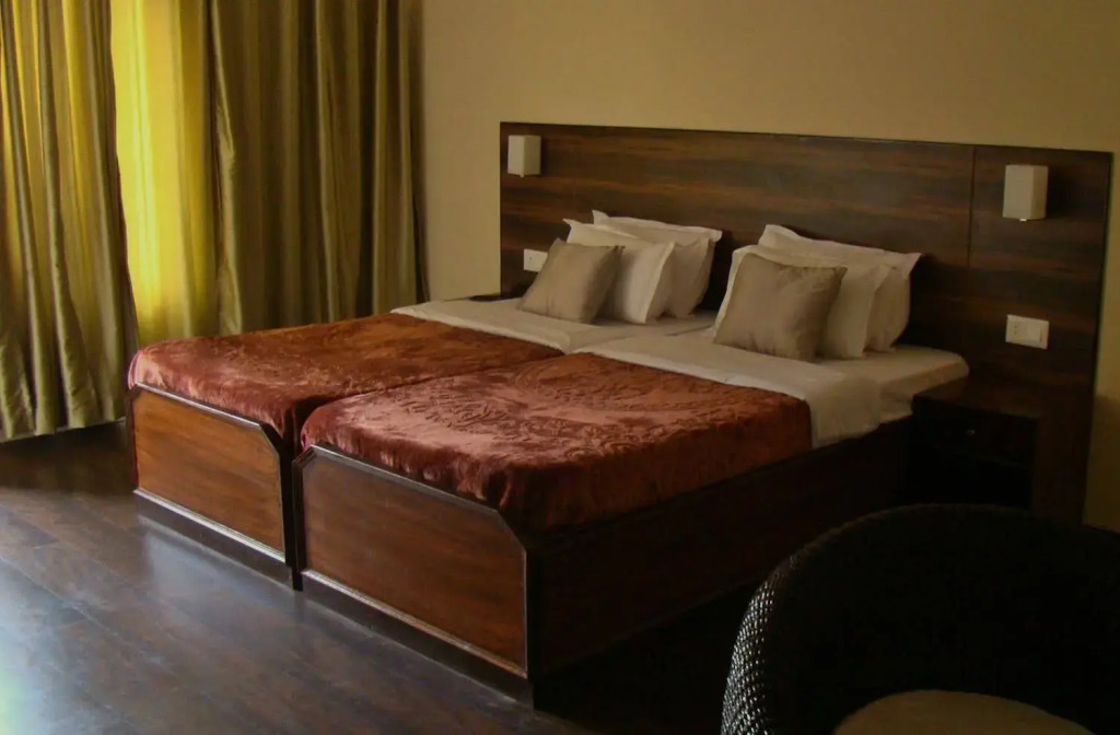 FabHotel Oak Ridge Retreat