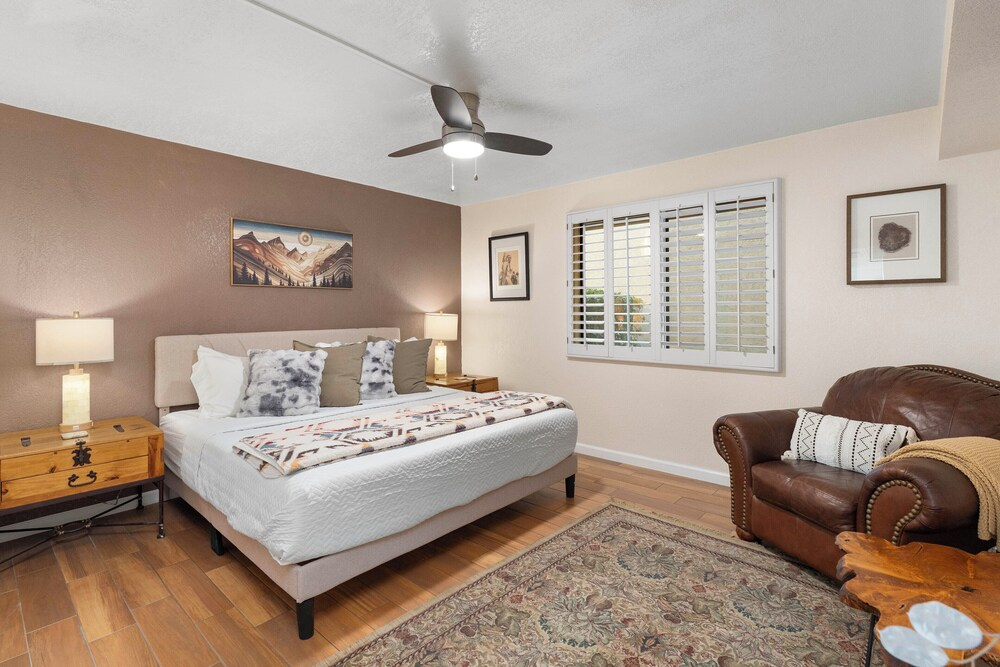 Walk to Old Town & Fashion Square, Condo w/ Patio