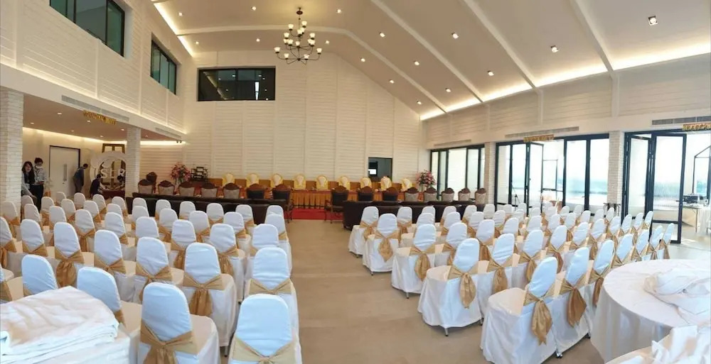 Saksiam Lakeside Resort