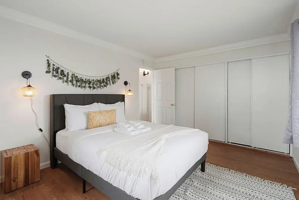 Tranquil 2BR with Coastal Mountain Views