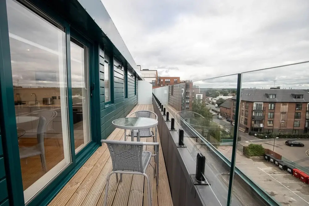 Deluxe & Chic 1 & 2 Bed Apts near Heathrow, Legoland, & Windsor Slough