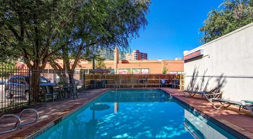 Boulder University Inn