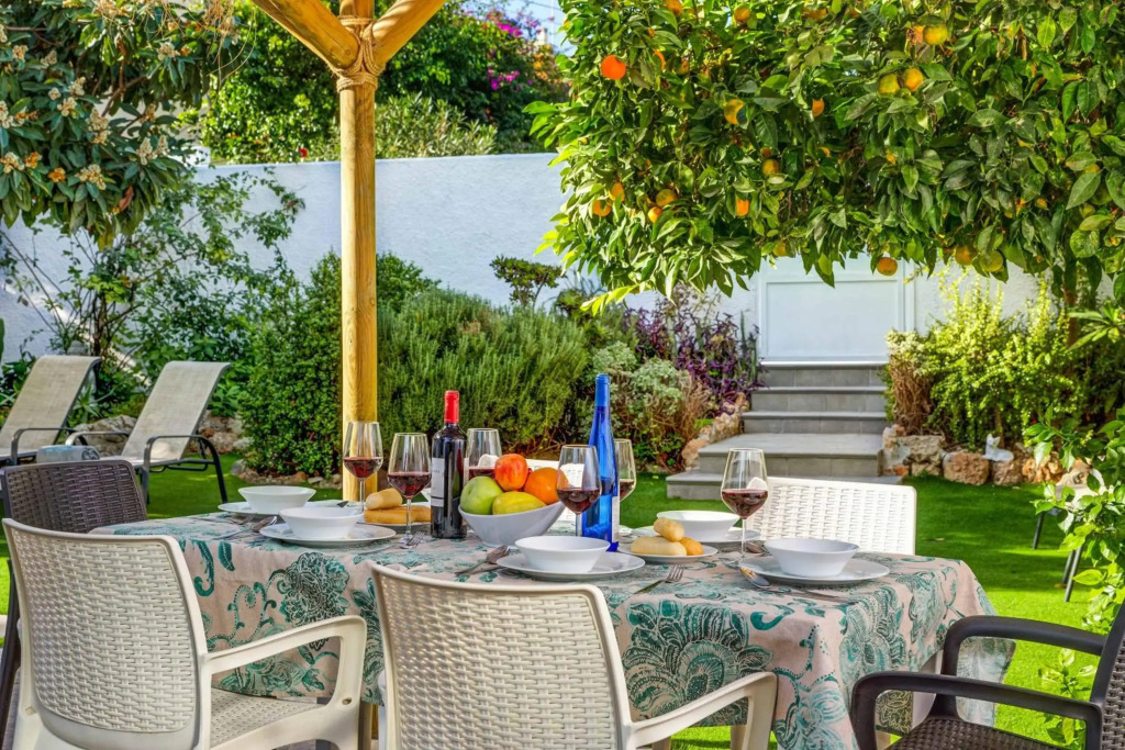 Villa Conchita By Seric,15´ walking to the beach