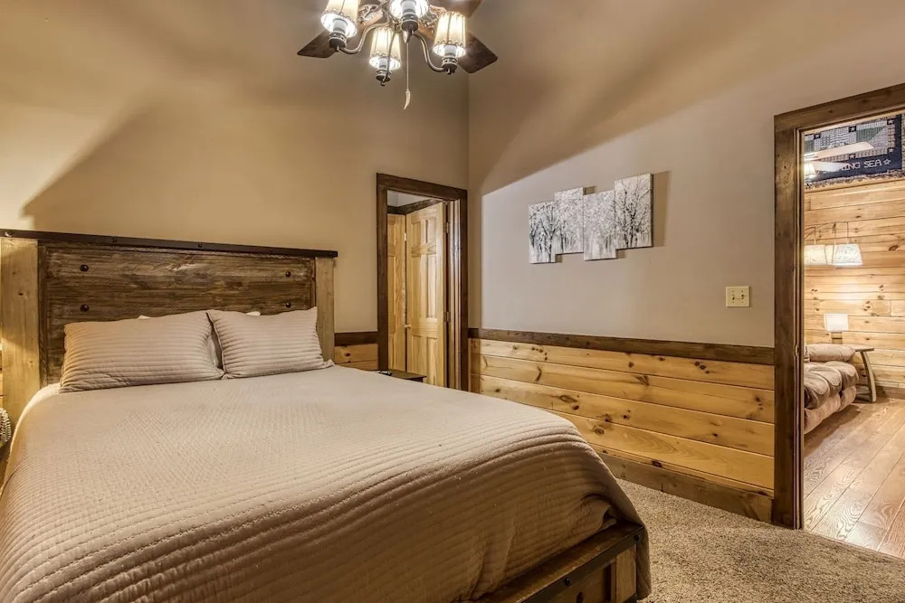 Cuddlin' Up, Er209 - Luxury At Its Finest And Location That Can't Be Beat! 2 Bedroom Cabin by RedAwning