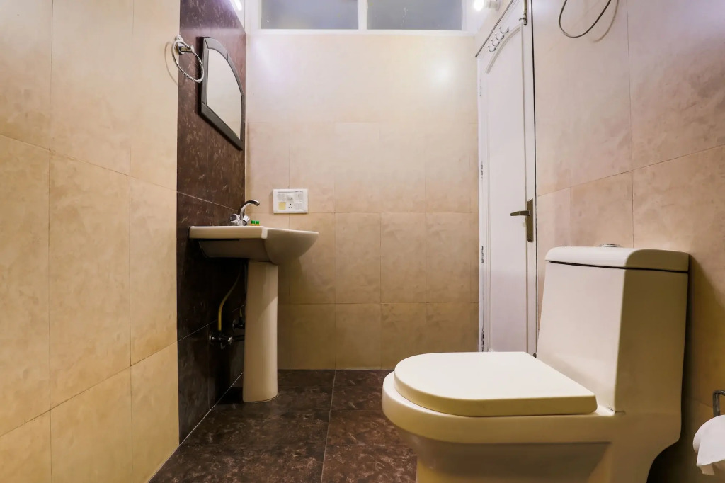 Via Hemkunt Mansion - Nr Noida Sector-15 Metro