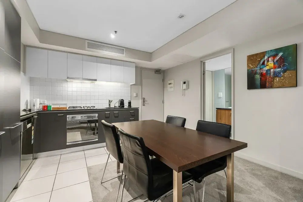 2-bed City Retreat With Gym and Pool Access