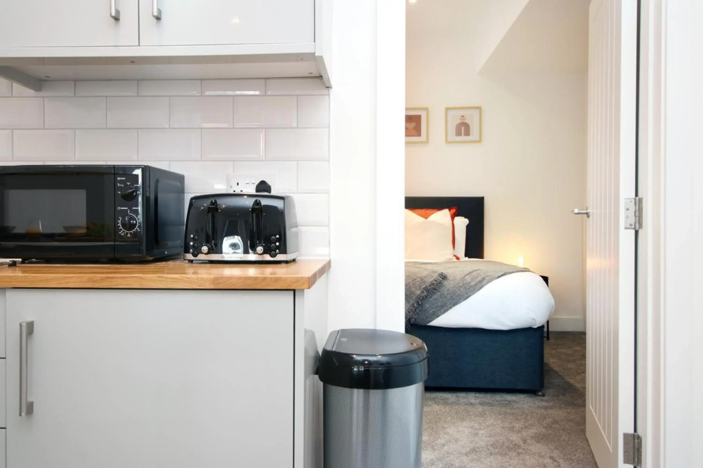 Affinity Serviced Apartments, 5 mins drive to City Centre, Free Parking, WiFi - by Stay South Wales