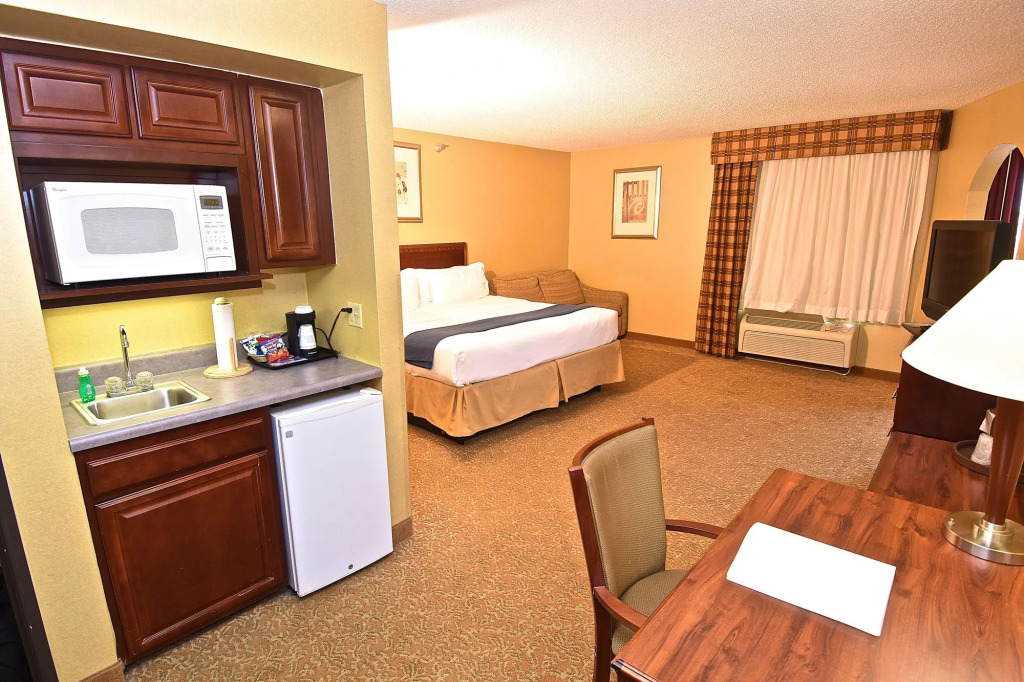 Holiday Inn Express Hotel & Suites Fenton/I-44 by IHG