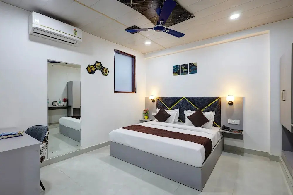 Hotel Warm Welcome Inn 26 - Near Sector 18 Metro Noida