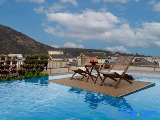Longstay Luming Lodge · Oriental Aesthetics | Sky Garden & Snow Mountain Panorama Boutique Retreat