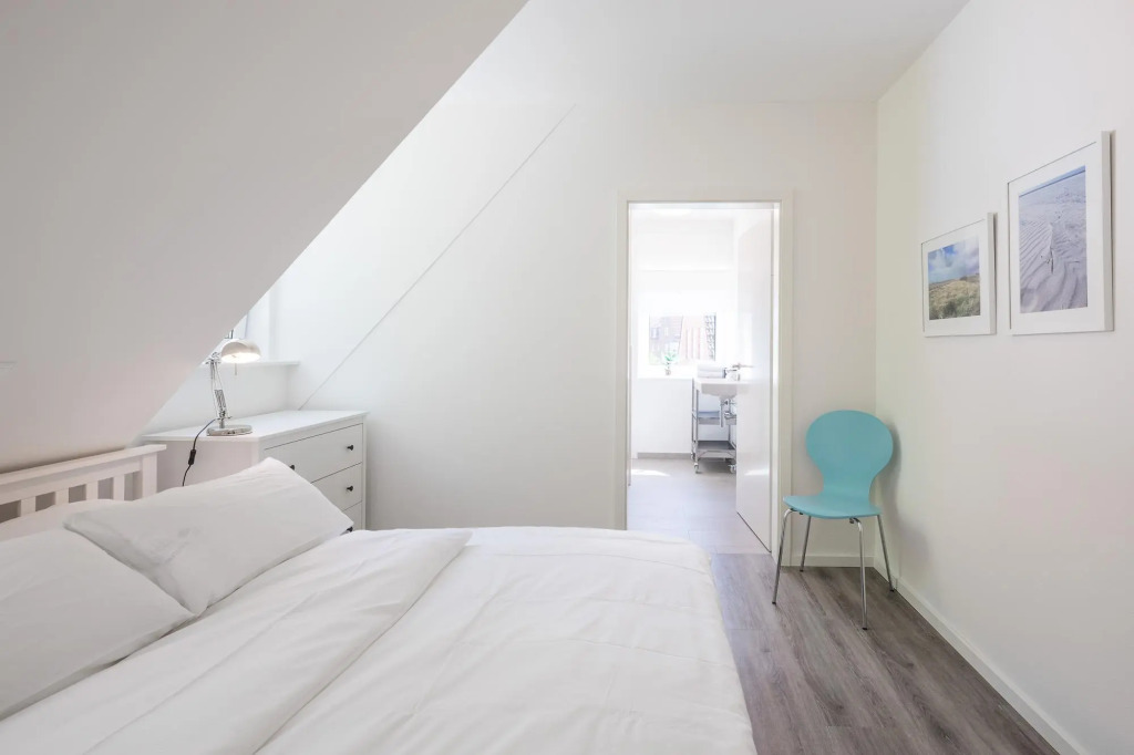 Tastefully furnished, modern and light-flooded apartment.