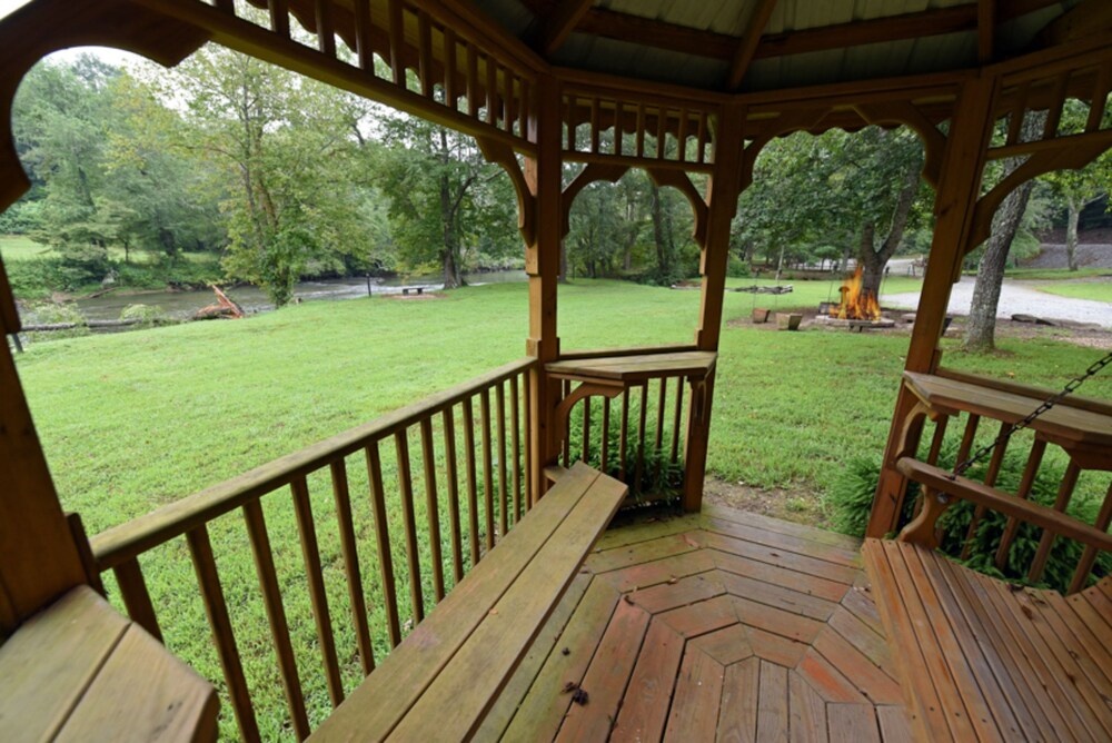Hidden Creek Cabin by Escape to Blue Ridge