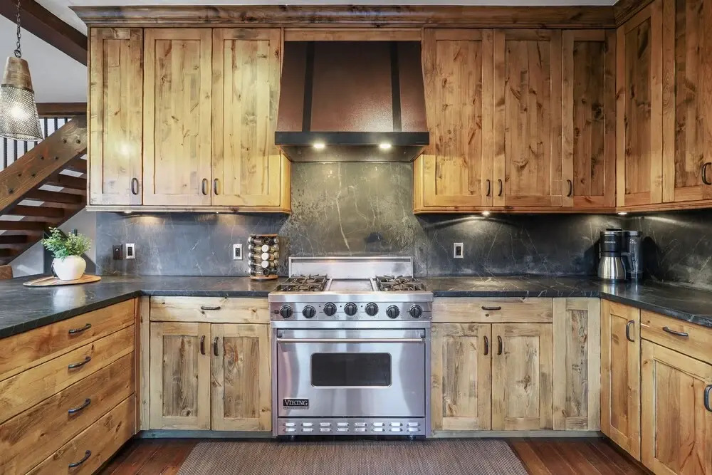 Incredible Executive Private Pet Friendly Home - LR902 by RedAwning