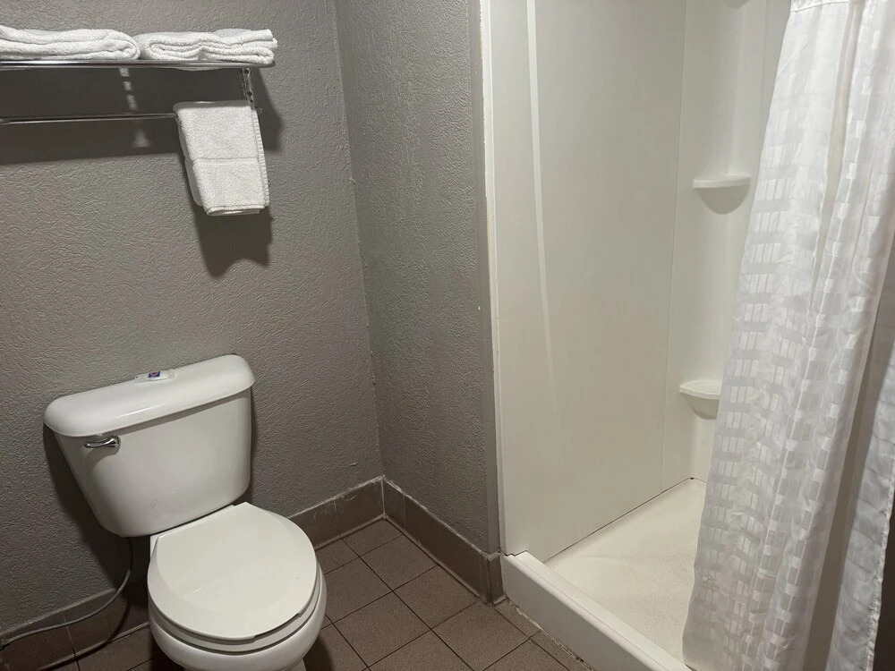 Days Inn & Suites By Wyndham Savannah Gateway/I-95 And 204