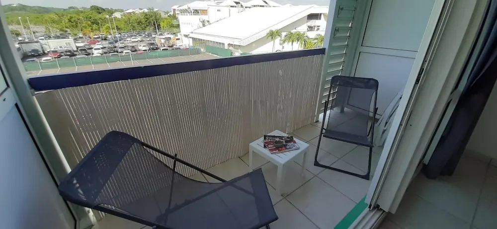 Studio in Le Gosier, with Pool Access, Furnished Balcony And Wifi - 10 M From the Beach