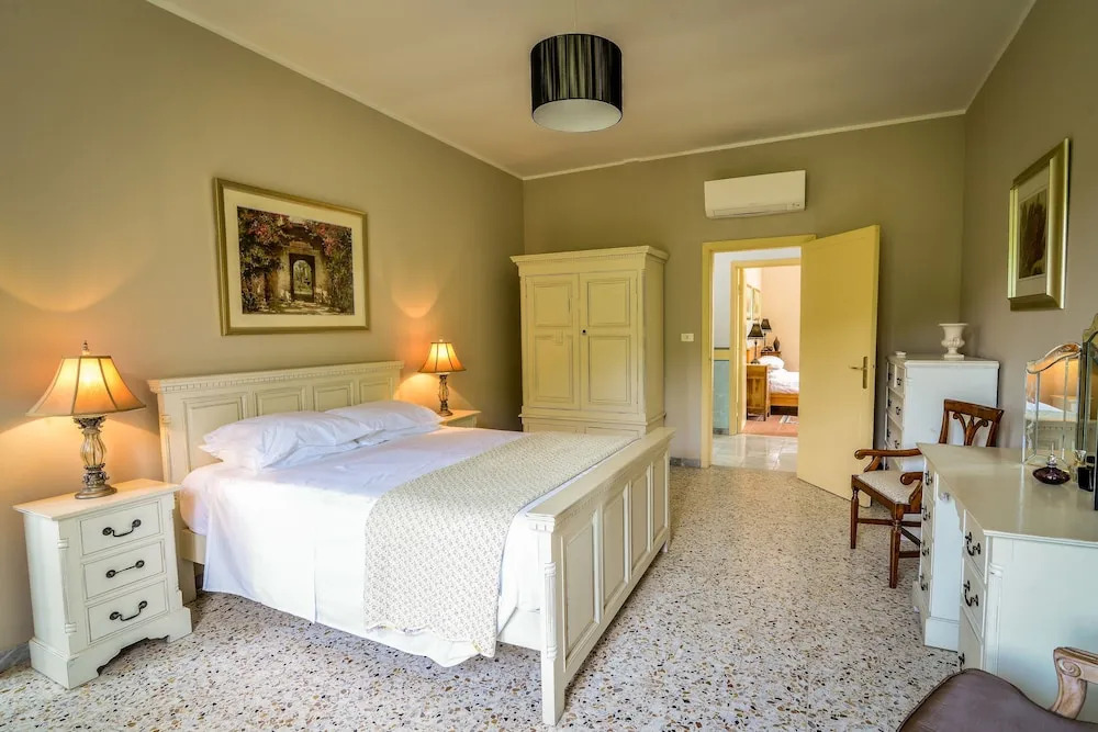 Villa Ariola
