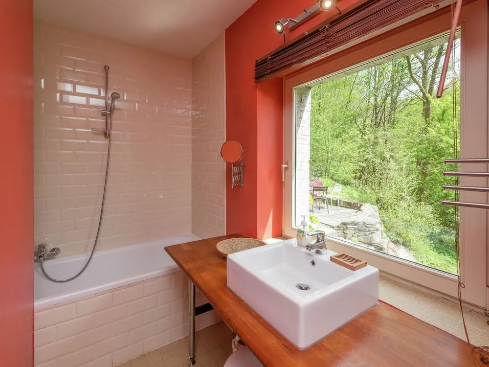 Beautiful Holiday Home In Redu With Whirlpool