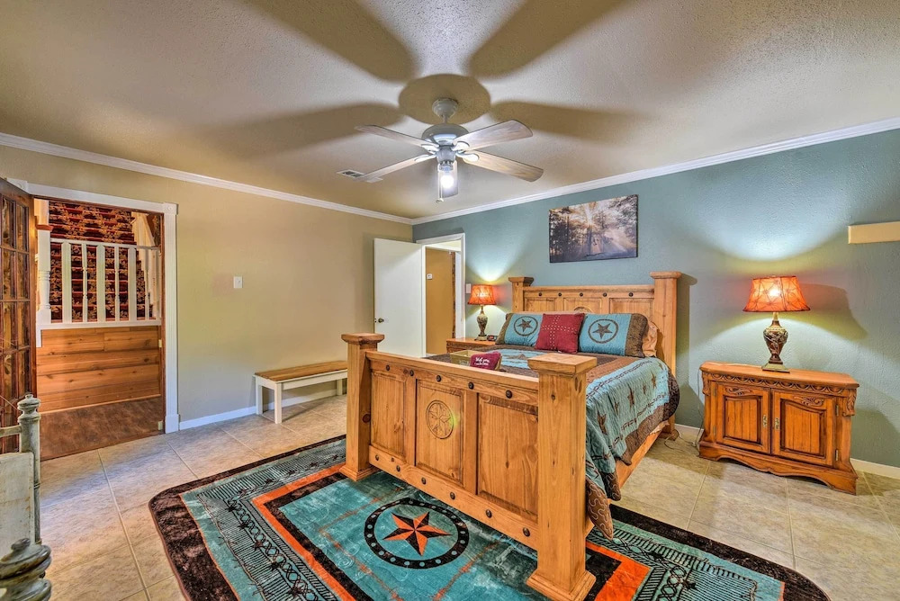 Spacious Conroe Home w/ Foosball & Pool Table!
