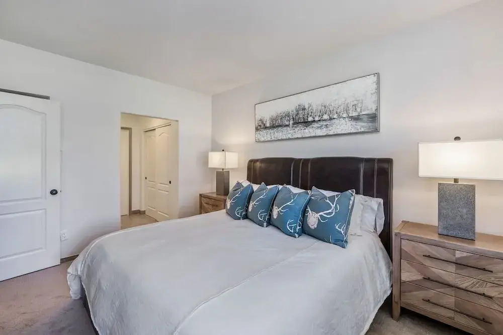 Stunning Renovated 2 Bedroom in Arrowhead Village! Studio Condo