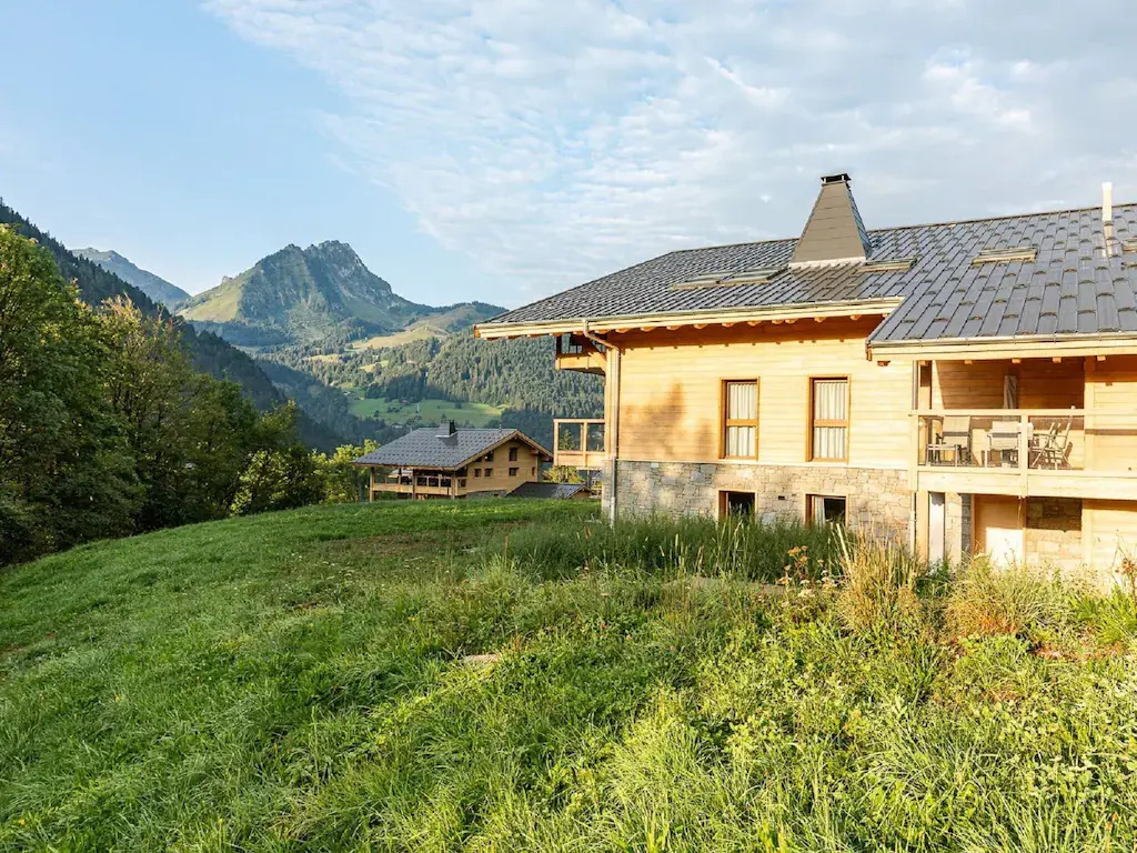 Penthouse with wine climate cabinet, ski lift 1.5 km away.