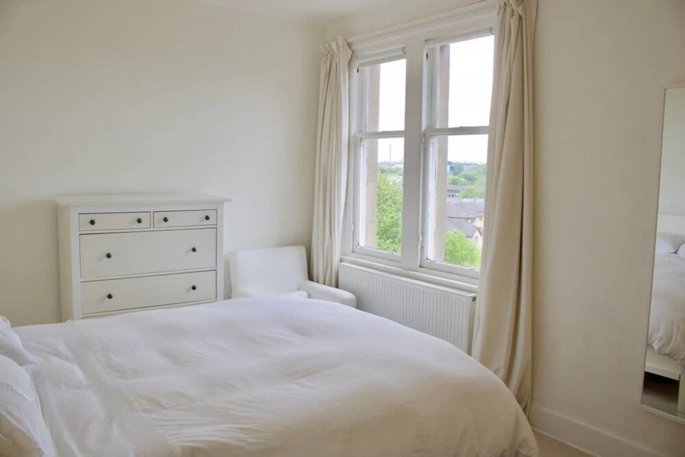 2 Bedroom Flat In Comely Bank
