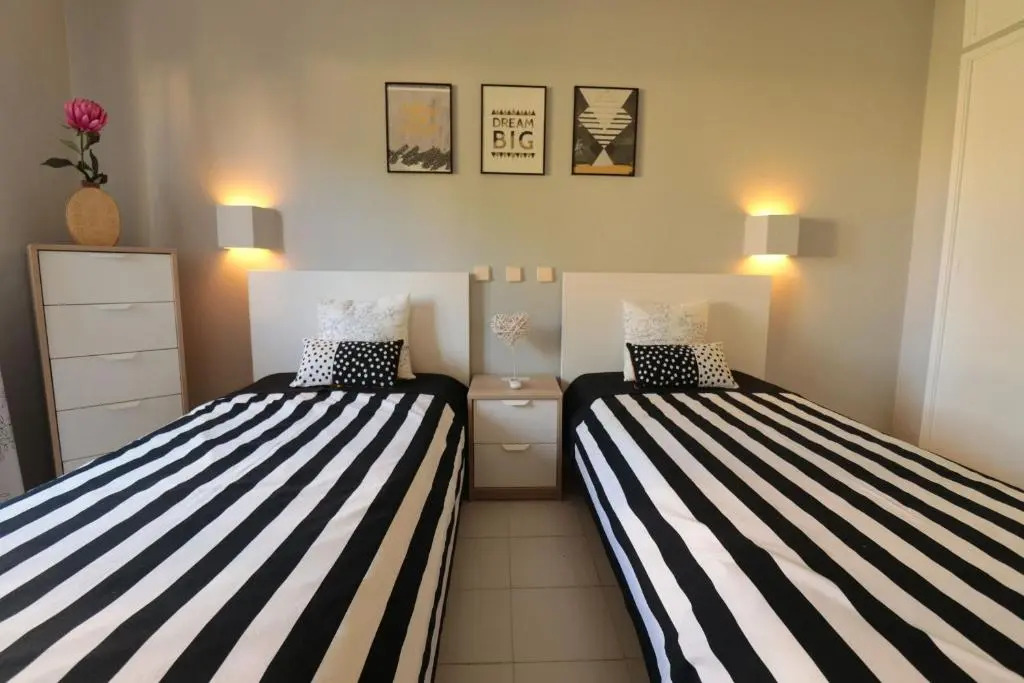 LovelyStay - Cozy 1BR Flat in Alvor with AC and Balcony