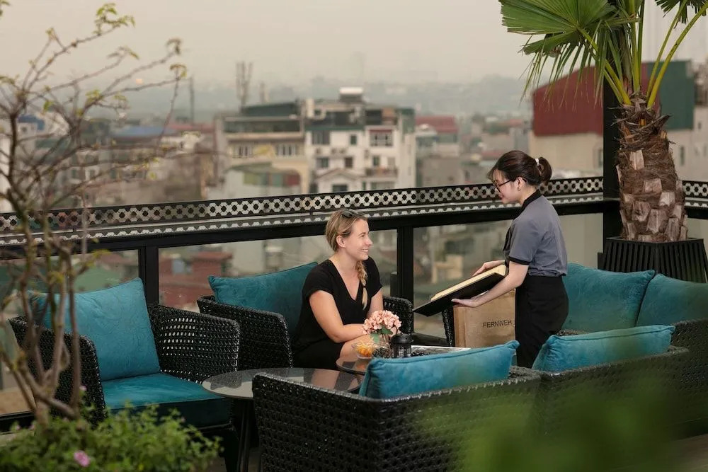 La Mejor Hotel & Sky Bar