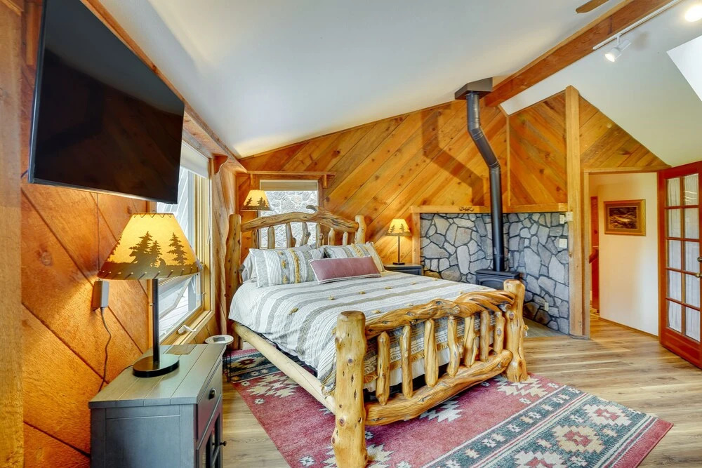 Waterfront Home w/ Hot Tub & Fire Pit in Sunriver!