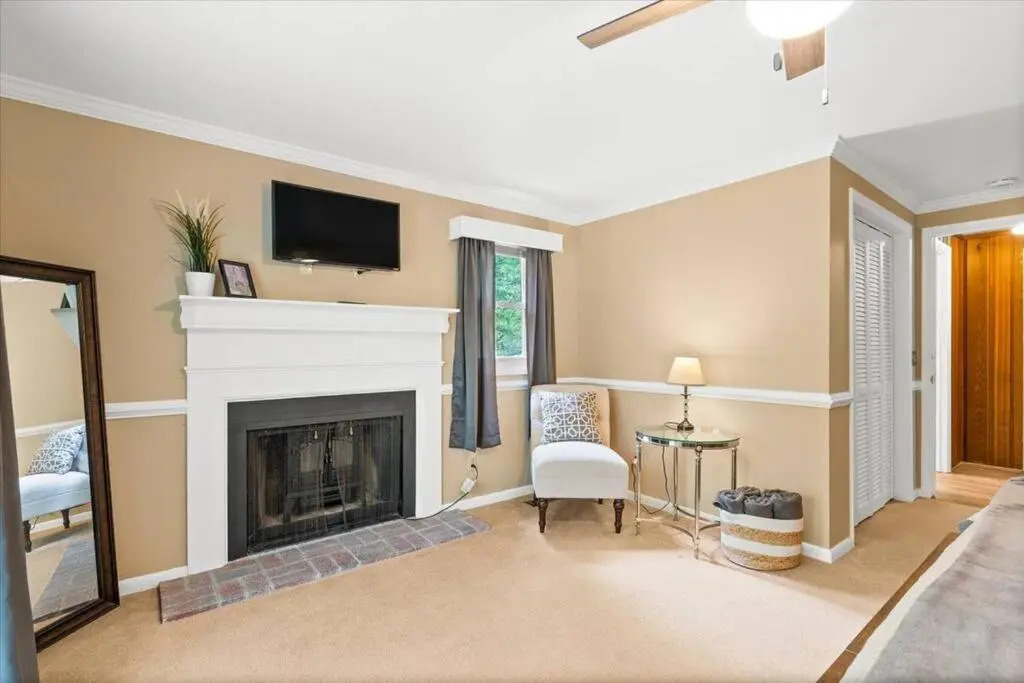 The Gingerbread House: 4 BR chalet, w/ Sunroom/Deck, sleeps 12, modern amenities