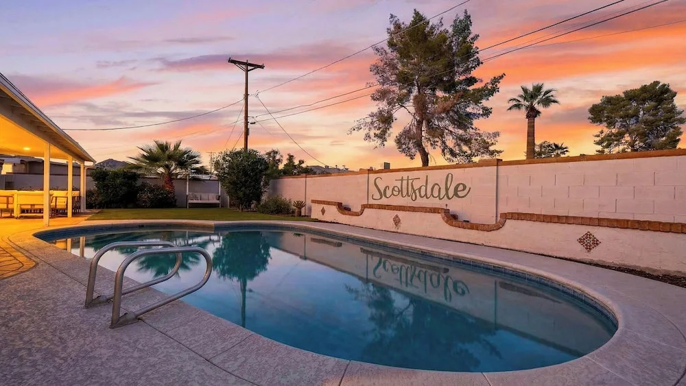 Heated Pool, Fire Pit, Games & Outdoor Dining Just Minutes to Old Town Drift House by Avantstay