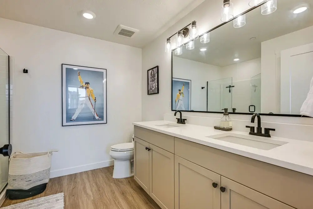 25 Mi to Zion: Rock 'n' Roll Condo w/ Mtn View!
