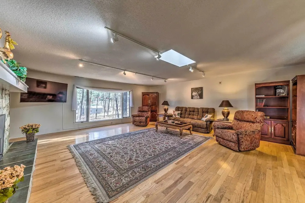 Ruidoso Getaway w/ Deck - 16 Mi to Ski Apache