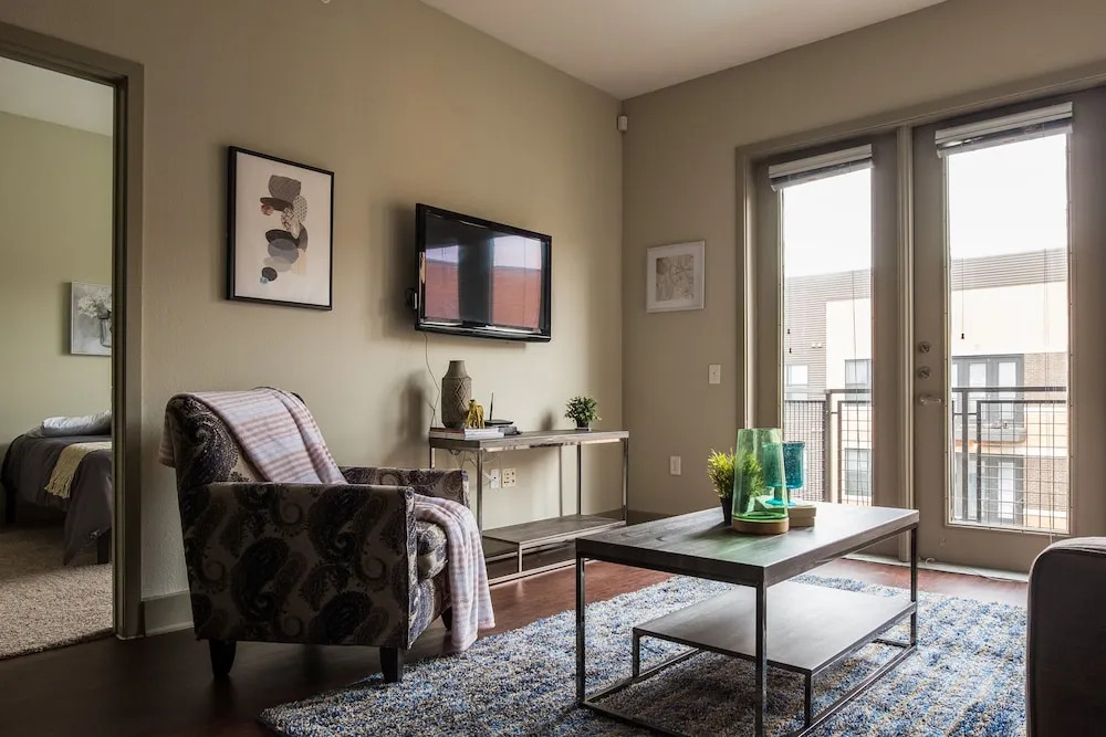 Design District Apts Near Market Ctr by Frontdesk