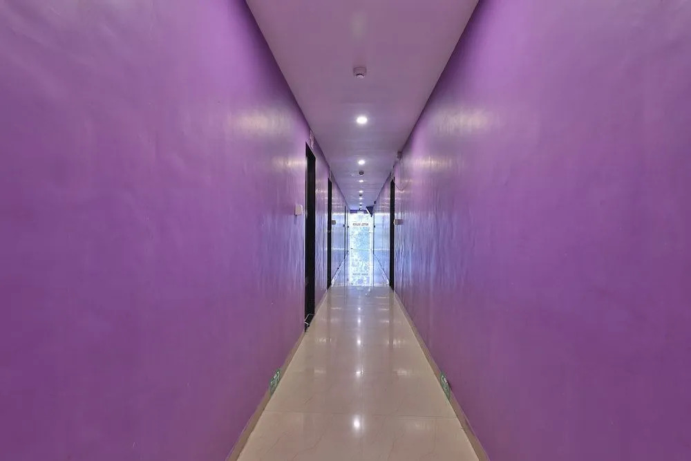 OYO 24833 Hotel Silver