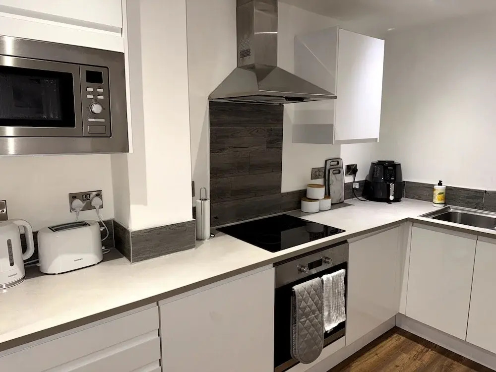 Stylish 2-bed Apt-private Parking-10mins to Centre