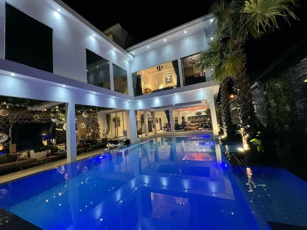 Art Pool Villa